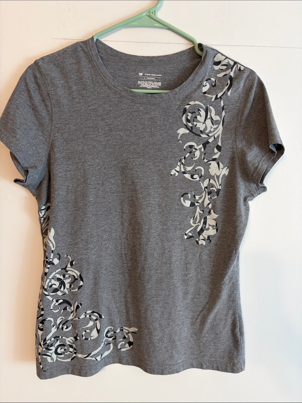 tek gear Gray Short Sleeve Tee with White/black Floral Scrolls.large. Cotton/pol